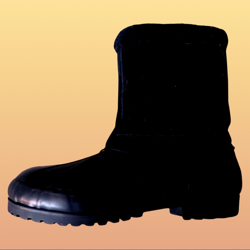 Ladies size 9 black Eddie Bauer weather boots